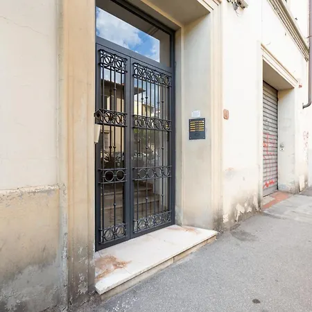 Guesthost - Lights, Camera, Action! - Appartement Florence